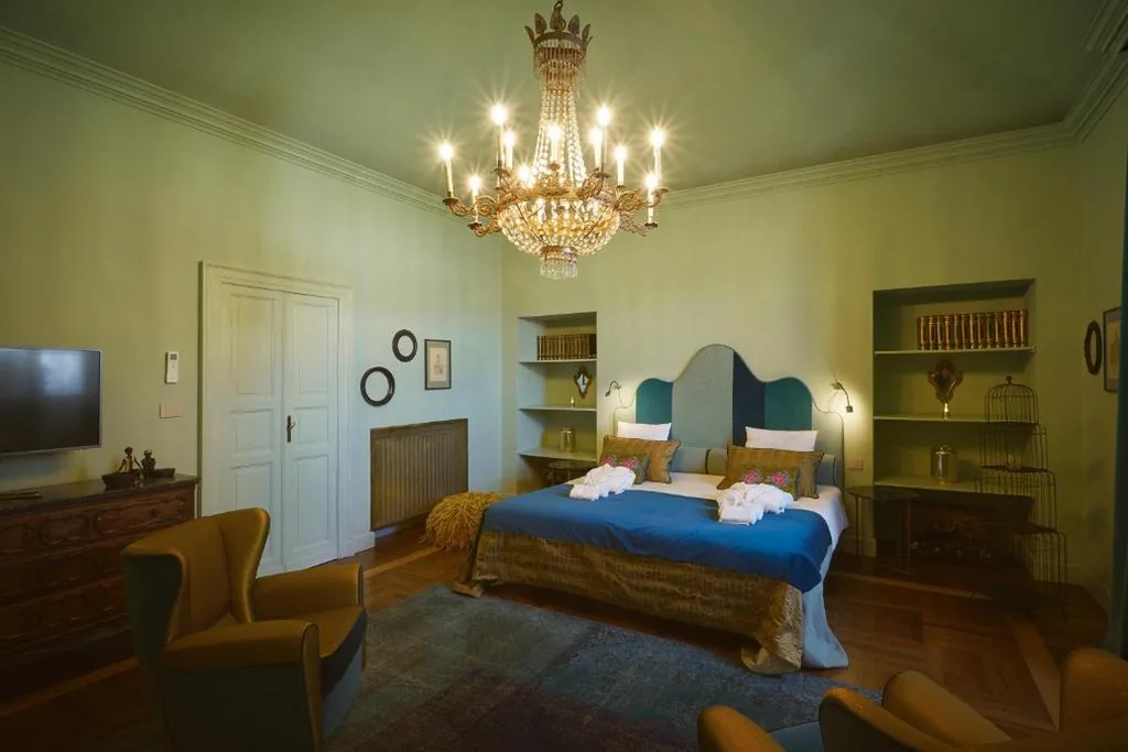 King Deluxe Room — Look To Viphouse