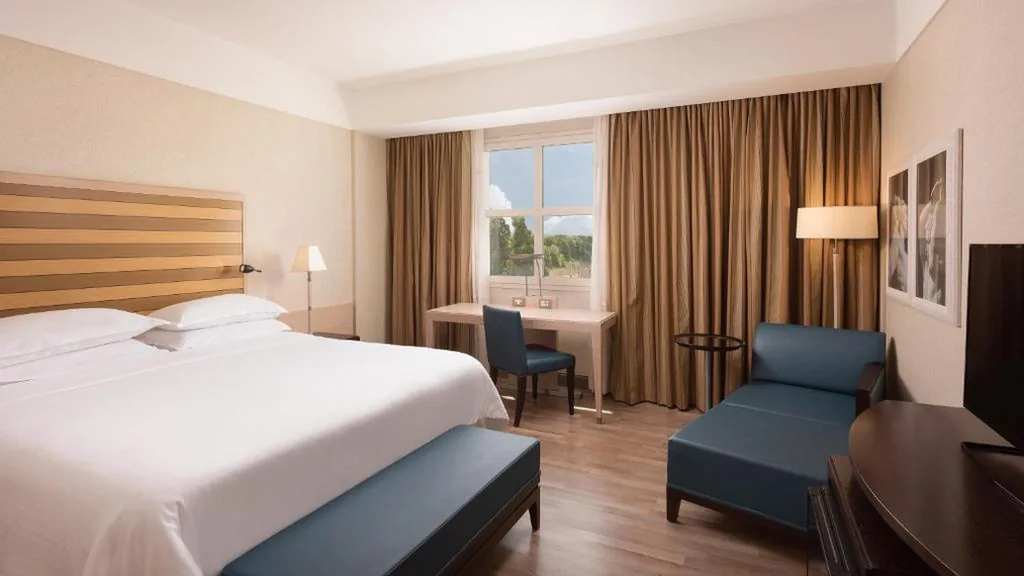 King Deluxe Room — Sheraton Rome Parco de Medici