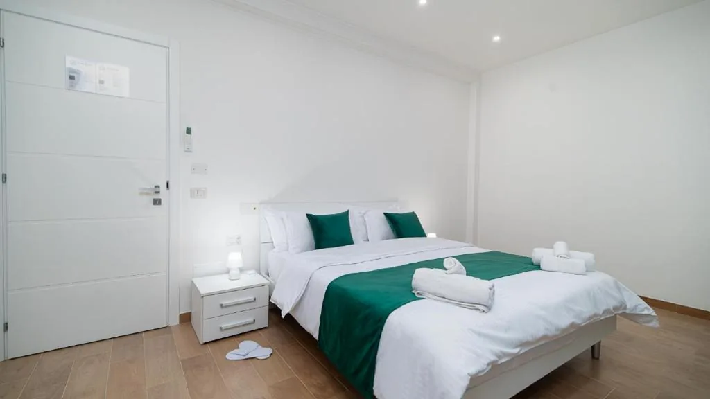 Camera King — Lovely Rooms by Rentbeat