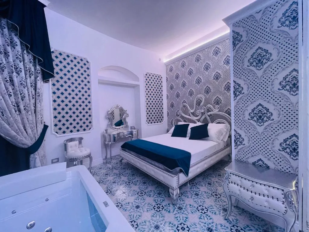 Camera King — Mirage Rooms