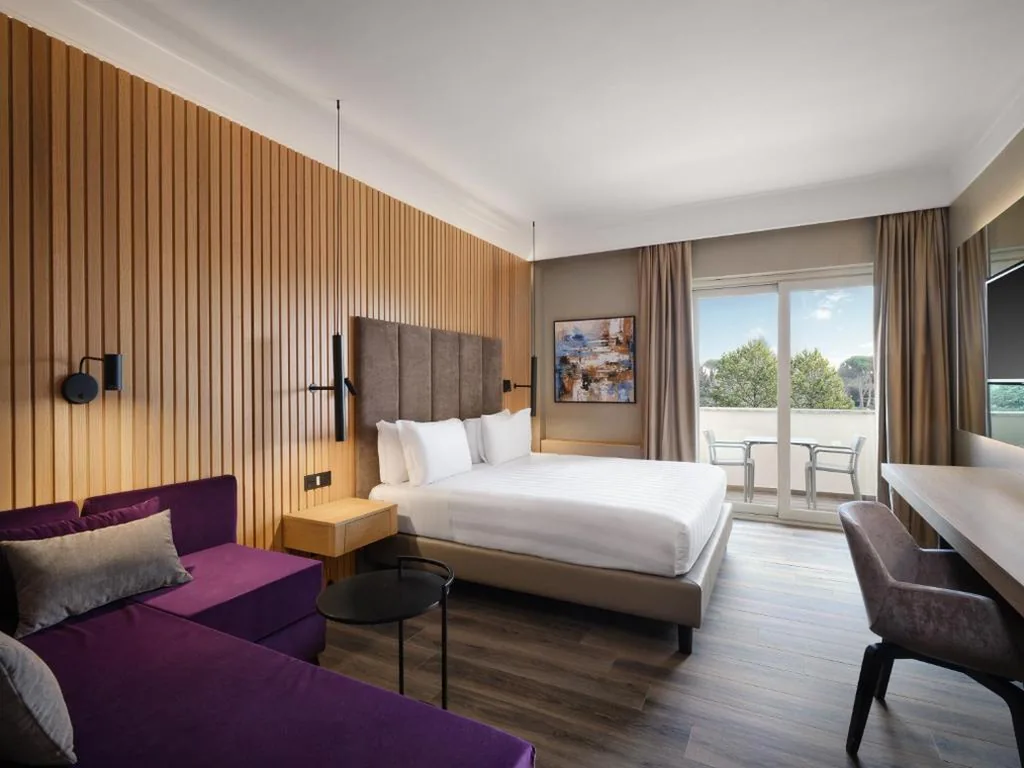 Camera King Premium con Vista Piscina — Crowne Plaza Rome St. Peter’s by IHG