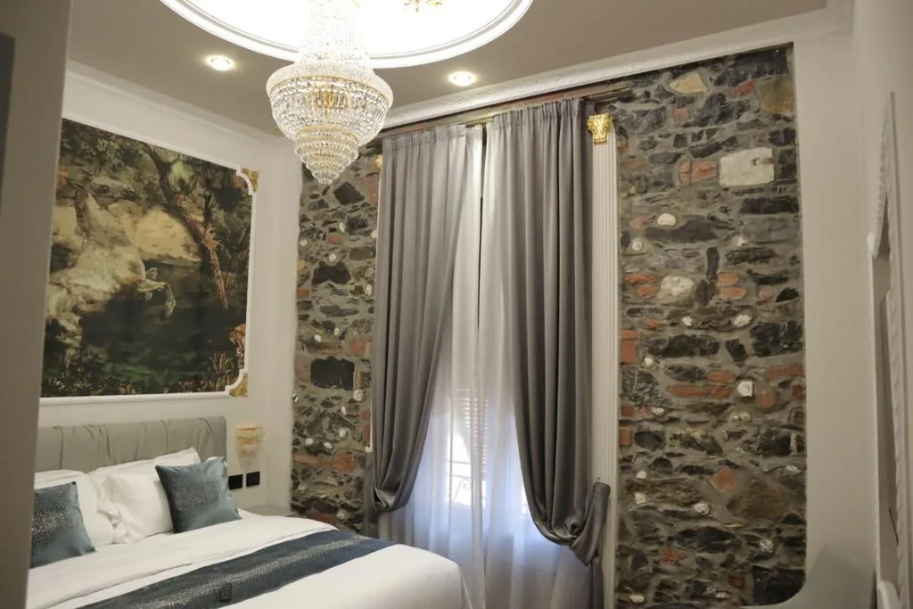 Camera King — Queen Cattleya Suite
