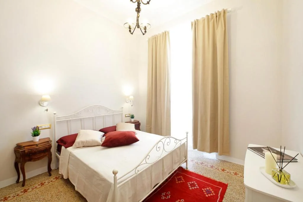 King Standard Room — BREATHE LIGURIA – LUCY 1 bedroom and 1 apartment in a newly renovated nineteenth-century building in the historic center near the sea