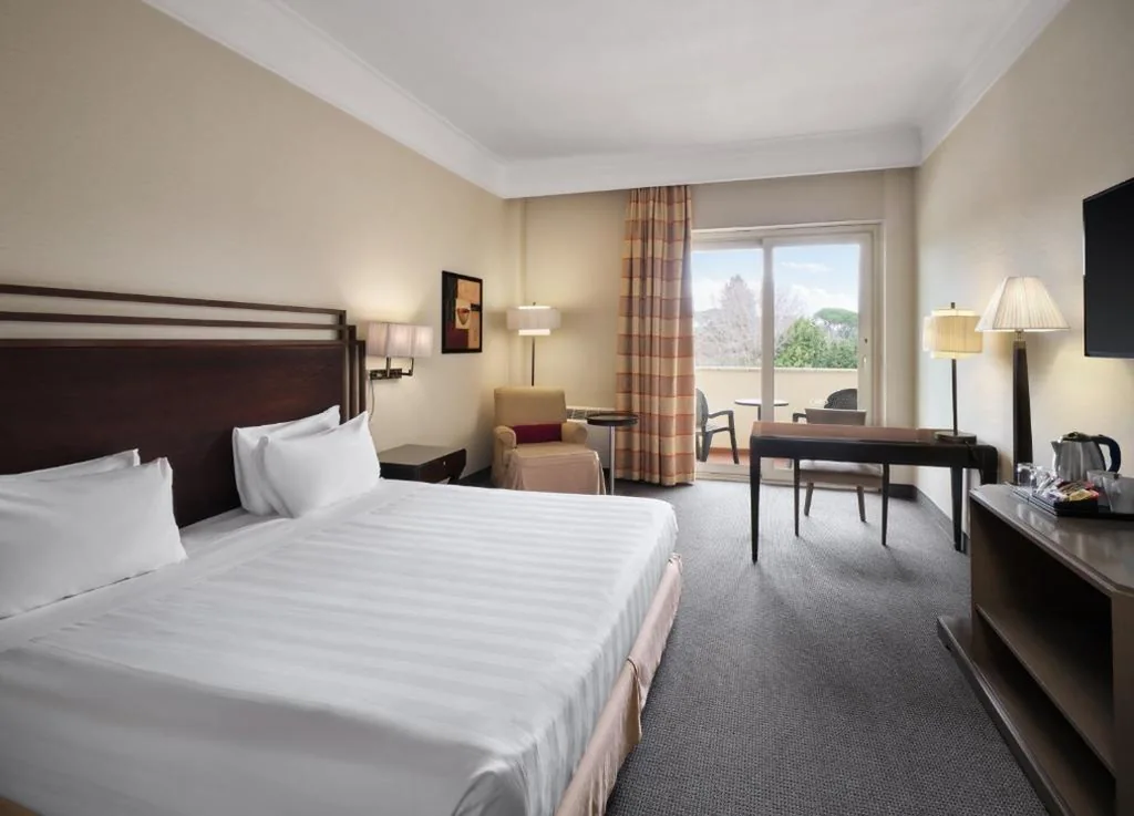 Camera King Standard con Vista Piscina — Crowne Plaza Rome St. Peter’s by IHG
