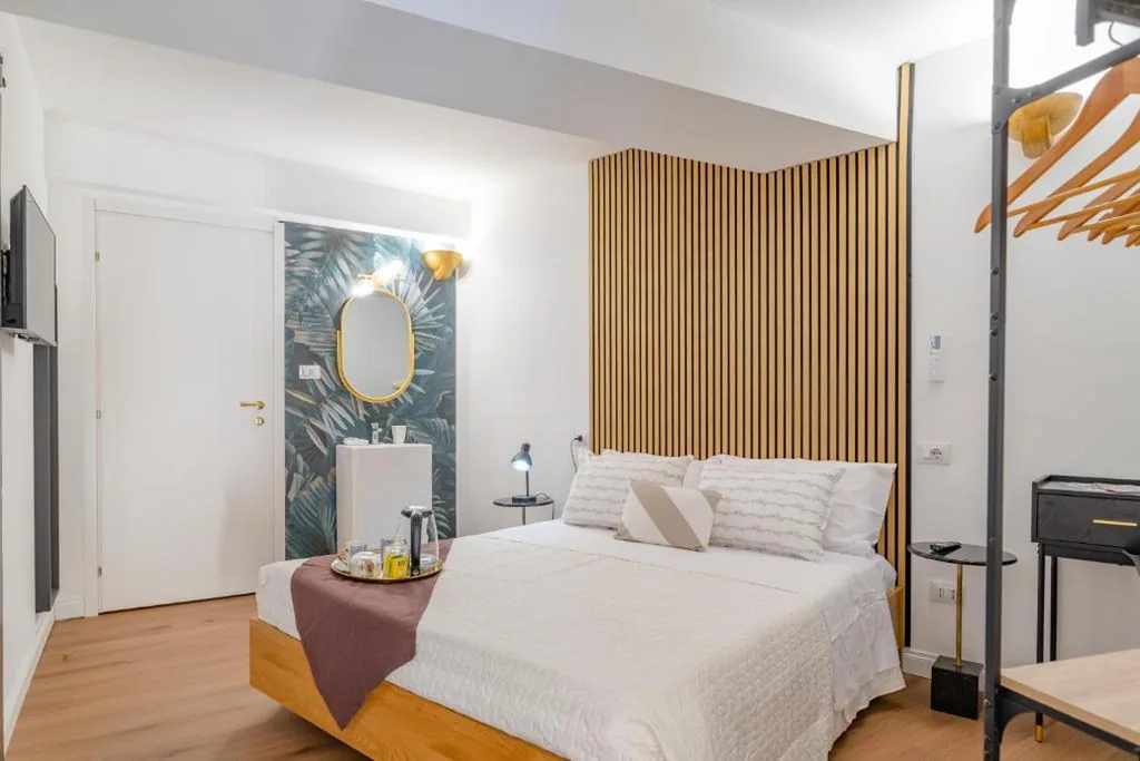 King Standard Room — La Via Del Po Suites