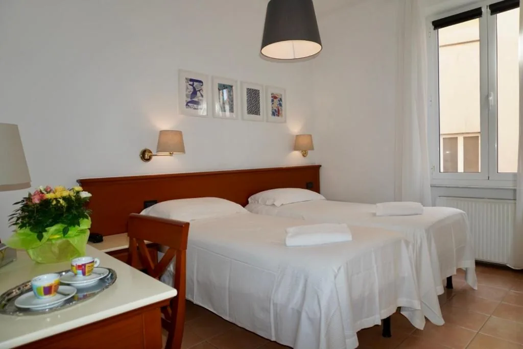 Camera King Standard Matrimoniale/Doppia con Letti Singoli — La Camogliese Hotel B&B