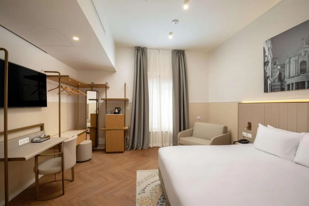 King Superior Room with Armchair-Bed — Cosmopolita Rome Colosseum, Tapestry Collection by Hilton
