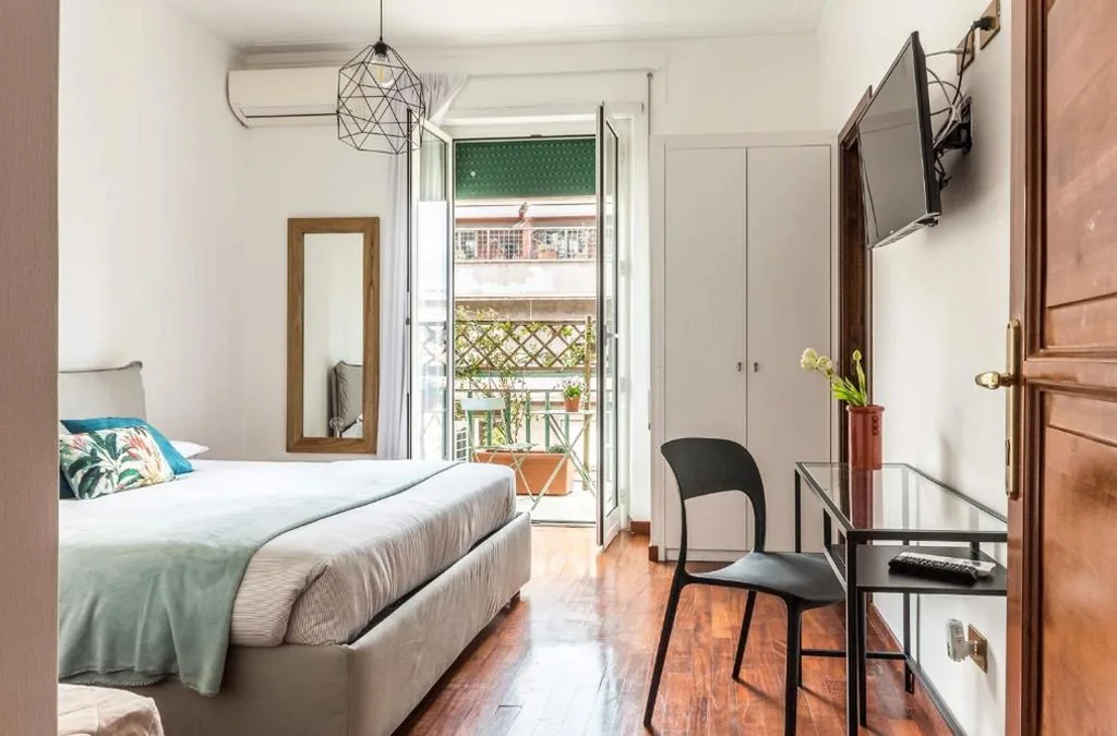 Camera Matrimoniale Ampia con Balcone — Prati guest house – Torripagroup