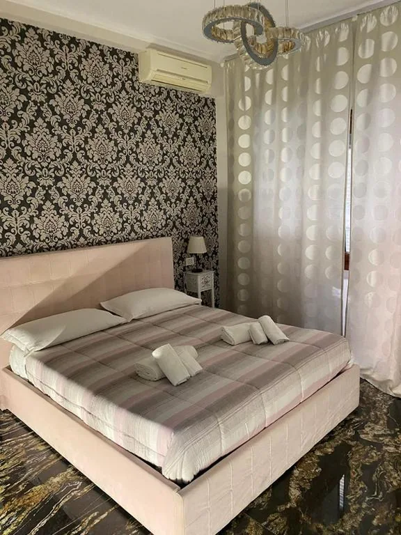 Large Double Room with Balcony — Suite and room
