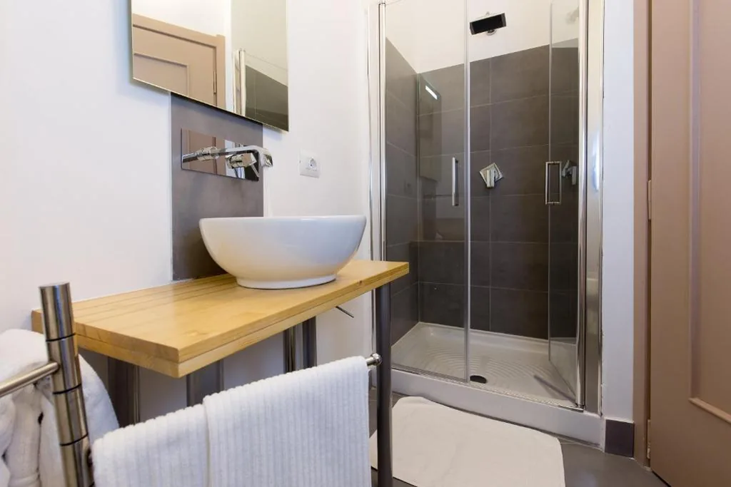 Large Double Room with Hot Tub — Luxury House Vaticano
