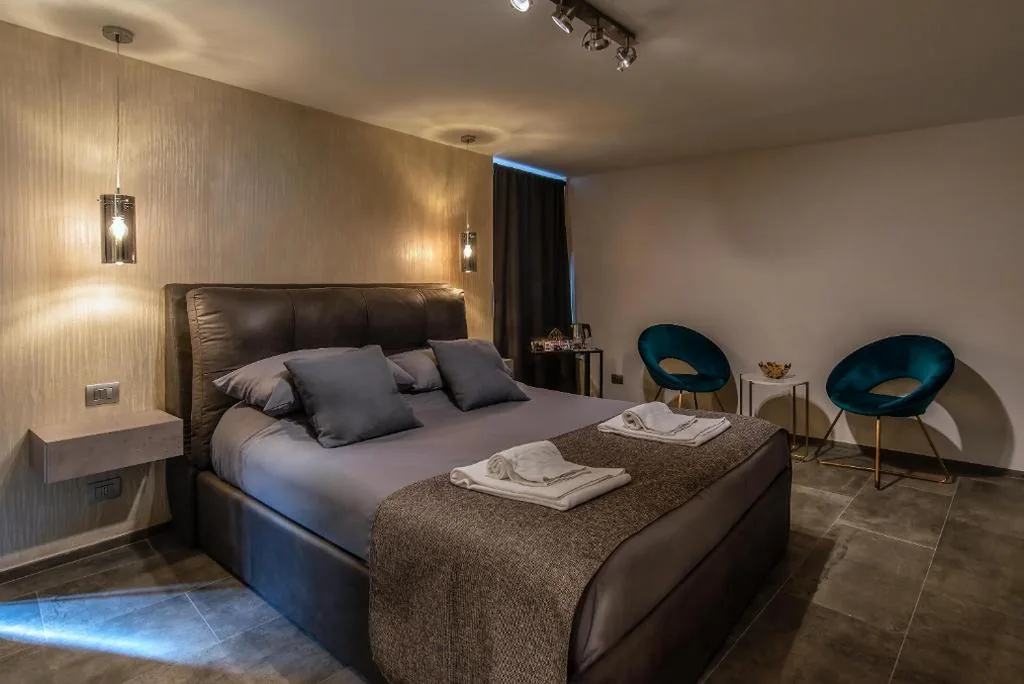 Double Room — Black And White Suite