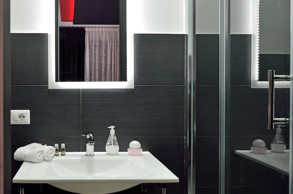 Double Room — Black & White G&G