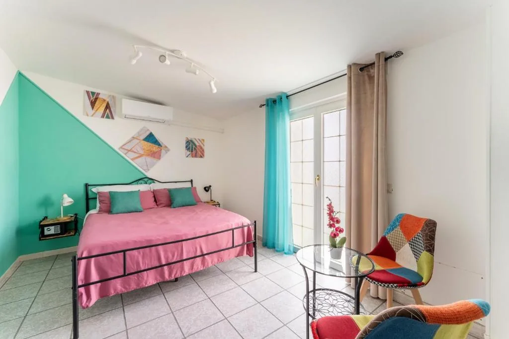 camera matrimoniale budget con bagno in comune e terrazza — Miu’ B&B , Ciampino , Villa con Piscina e Parcheggio Privato