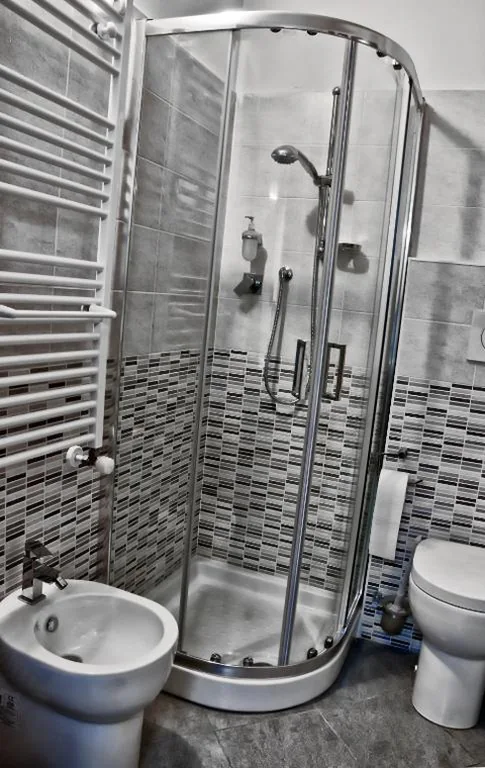 Camera Matrimoniale Budget con Bagno Privato — Flaneur