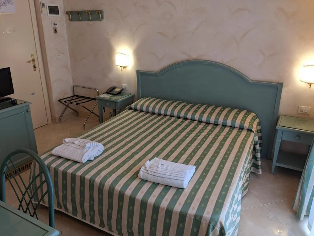 Camera Matrimoniale Budget — Hotel Riviera 3 Stelle con piscina estiva gratuita e garage a pagamento