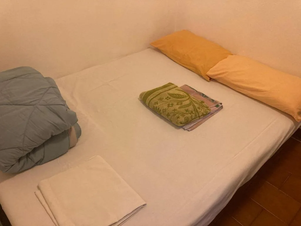 Camera Matrimoniale — Cheerful Room, Sharing kitchen in a Cosy Family Art House, Ideal for one person or couple