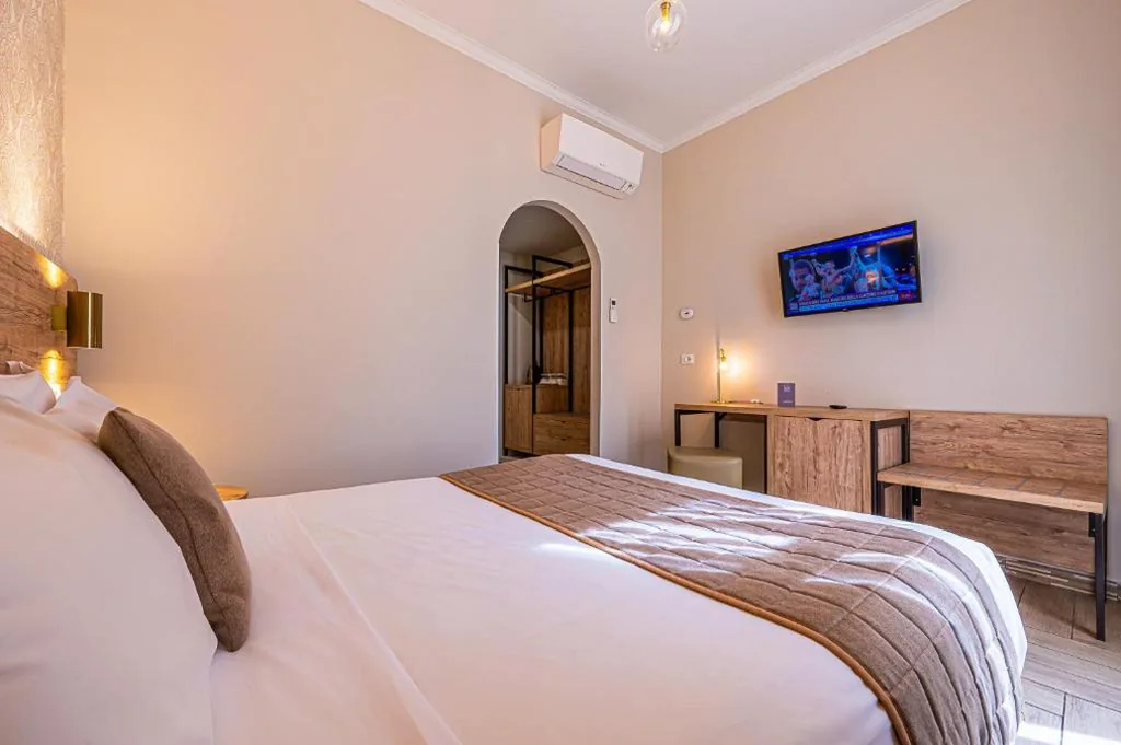 Camera Matrimoniale Classic con Balcone — Four Rivers Suites