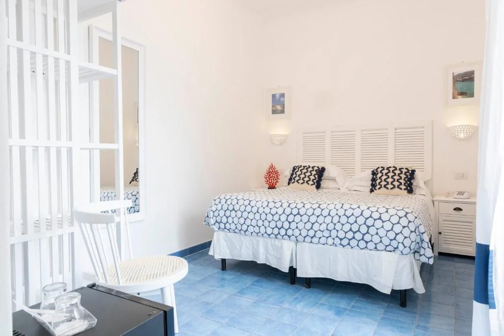 Classic Double Room with Terrace — Hotel Chiaia Di Luna