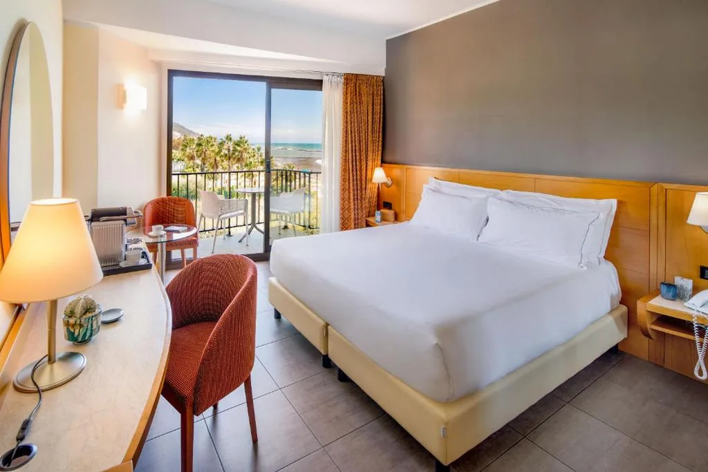 Camera Matrimoniale Classic con Vista Mare Parziale — Grand Hotel Diana Majestic