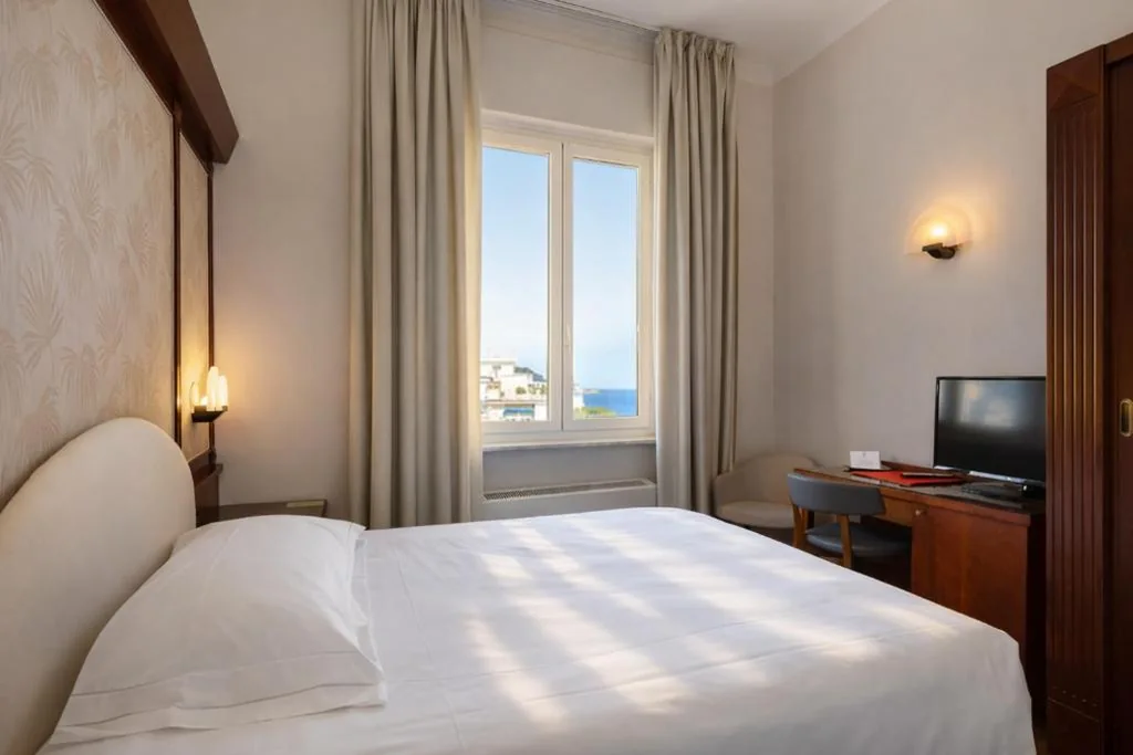 Camera Matrimoniale Classic Laterale — LVG Hotel Collection – Grand Hotel Mediterranee