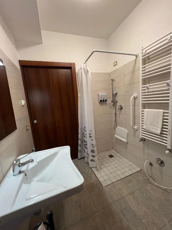 Camera Matrimoniale con Accesso Disabili — SIGIS HOTEL – Fiumicino