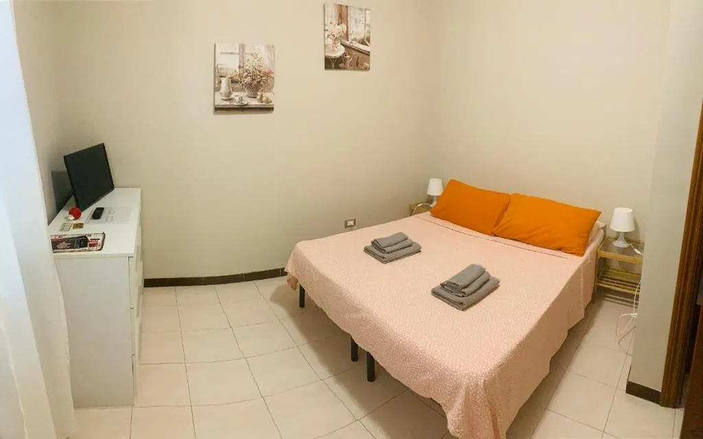Camera Matrimoniale con Bagno in Comune — 32