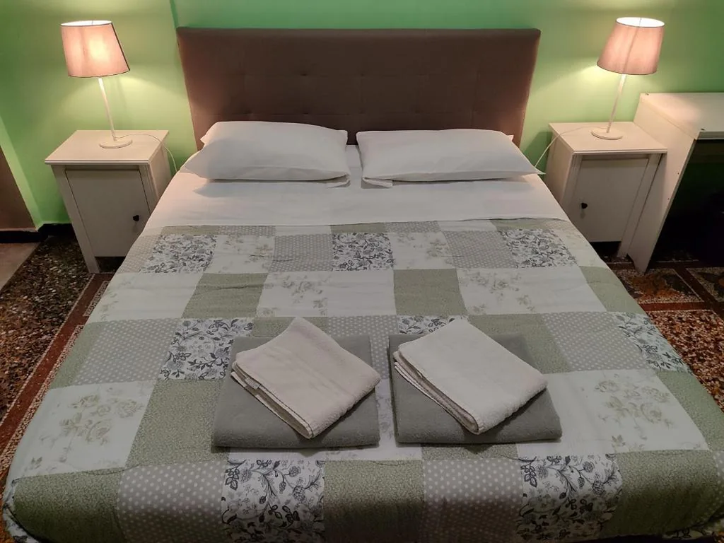Camera Matrimoniale con Bagno in Comune — Albergo Locanda Alambra
