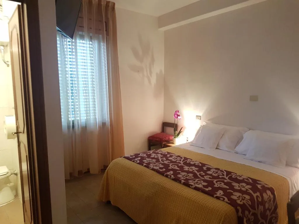 Camera Matrimoniale con Bagno in Comune — Albergo Smeraldo