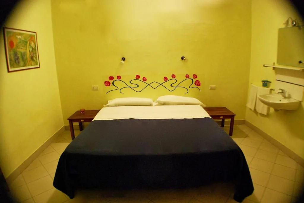Camera Matrimoniale con Bagno in Comune — AlbergoTeatro