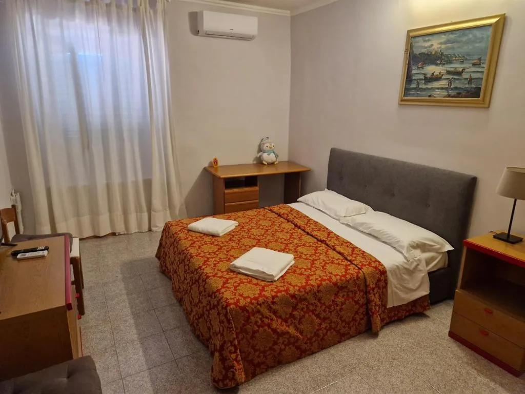 Double Room with Shared Bathroom — Alloggio Turistico Hello Roma 2