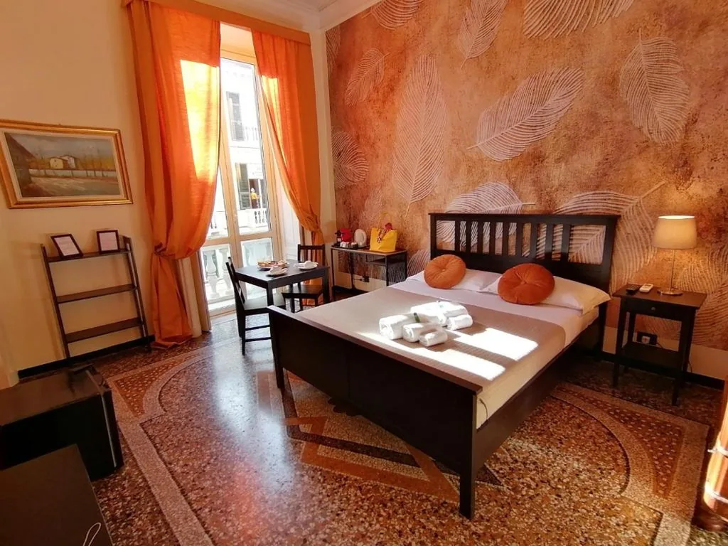 Camera Matrimoniale con Bagno in Comune — B&B Genova Centro