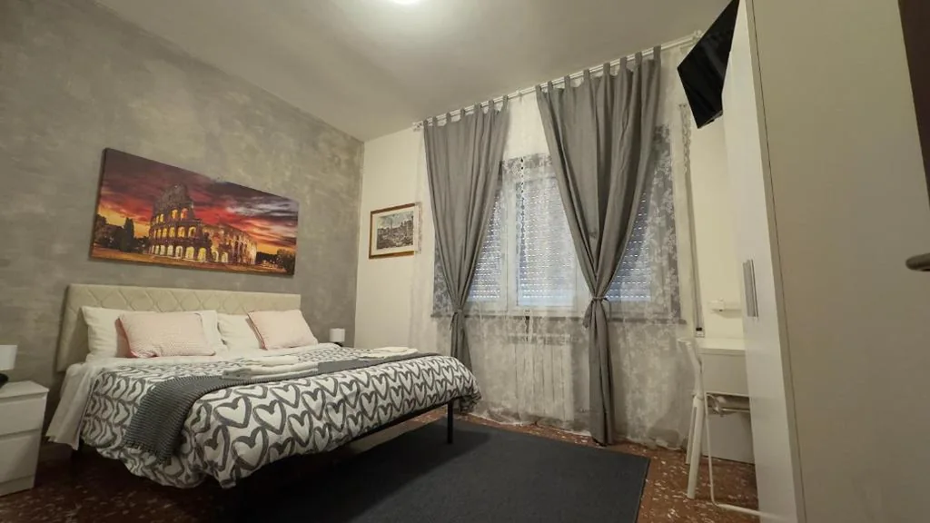 Camera Matrimoniale con Bagno in Comune — Bella Roma – EE