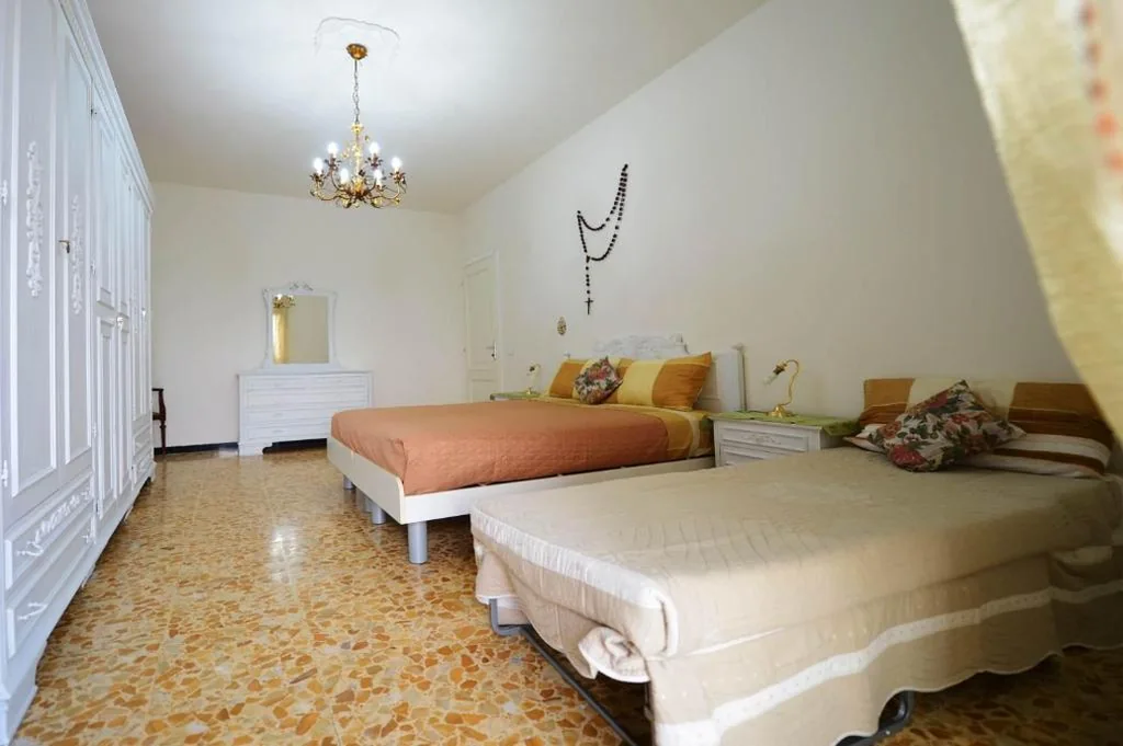 Camera Matrimoniale con Bagno in Comune — Bene Vagienna Holiday House
