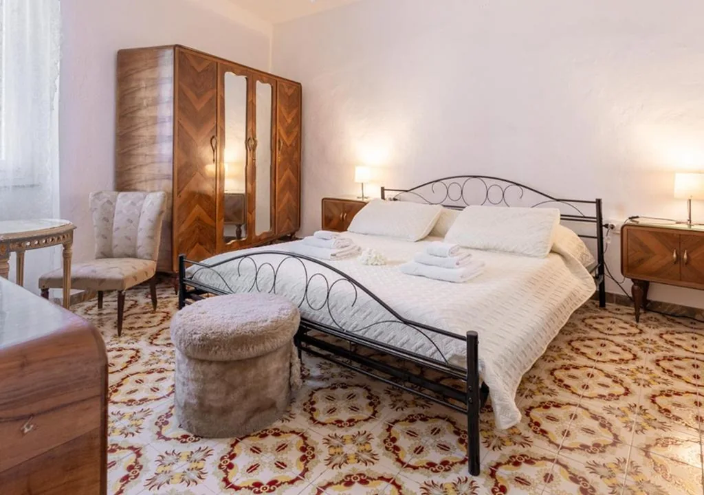 Double Room with Shared Bathroom — Room between the Cinque Terre, Camogli and Portofino. Valley view and glimpse of the sea on the horizon