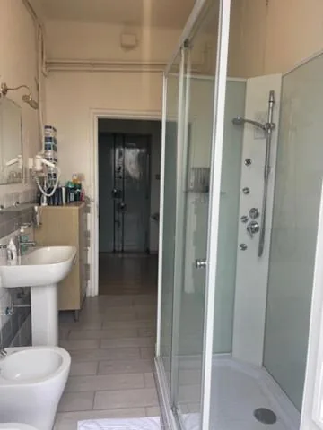 Camera Matrimoniale con Bagno in Comune — Casa di Mochi