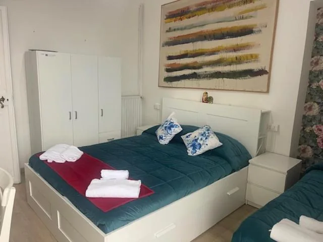 Camera Matrimoniale con Bagno in Comune — Casa di Mochi