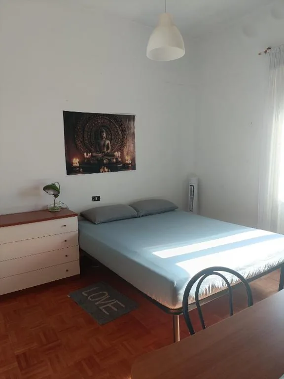 Camera Matrimoniale con Bagno in Comune — Casa Oslavia ,Senza ZTL, Parcheggio Gratuito