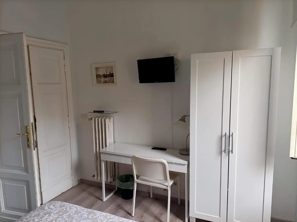 Camera Matrimoniale con Bagno in Comune — Colazione Al Vaticano Guest House