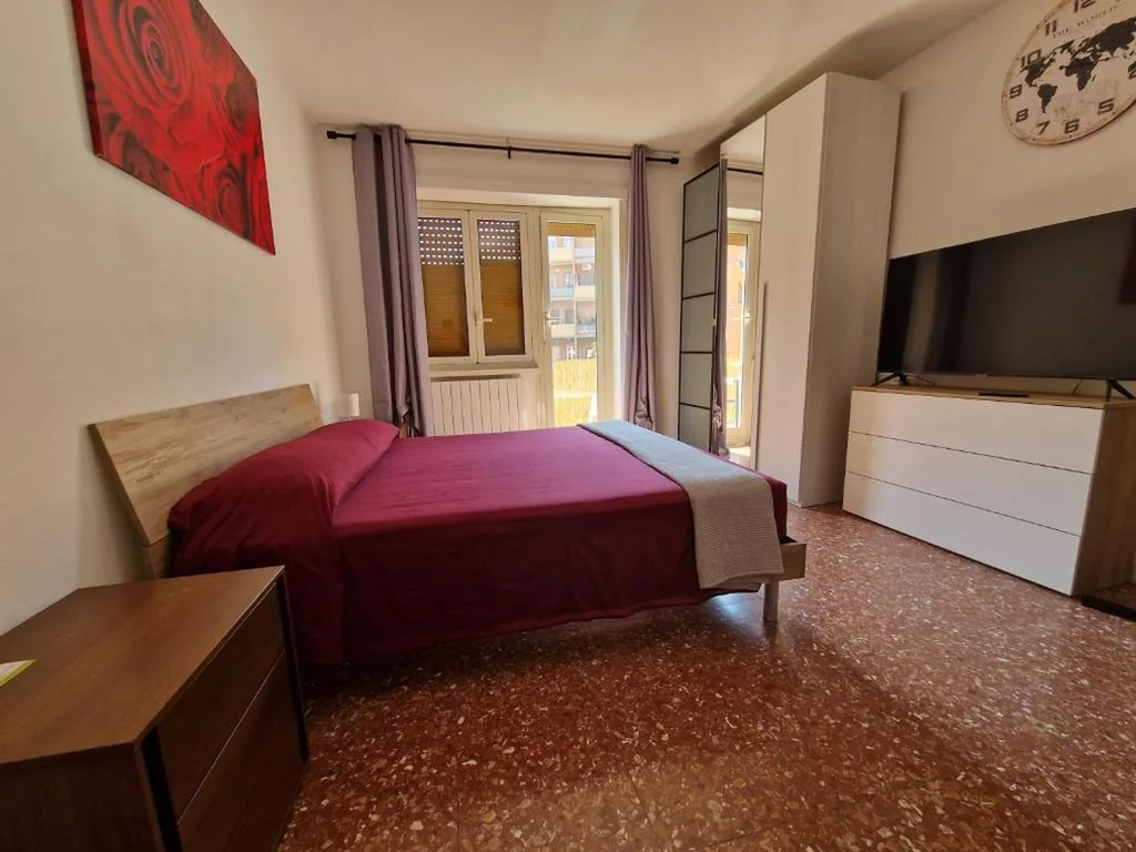 Camera Matrimoniale con Bagno in Comune — CorneliaGuestHouse