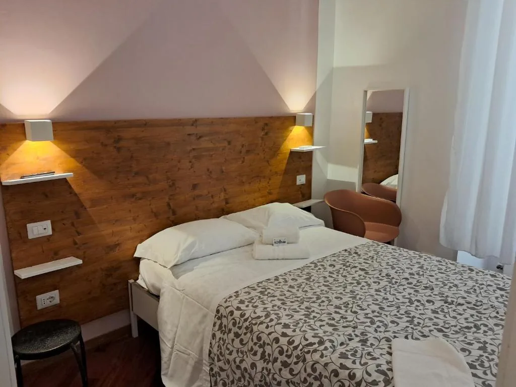 Camera Matrimoniale con Bagno in Comune — Domus Filiberto by Local Domus