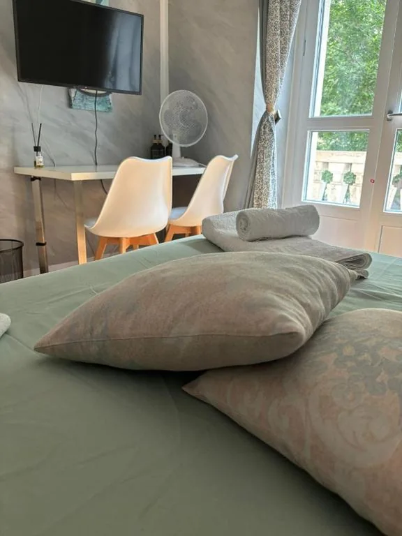 Camera Matrimoniale con Bagno in Comune — Duca’s Guest House