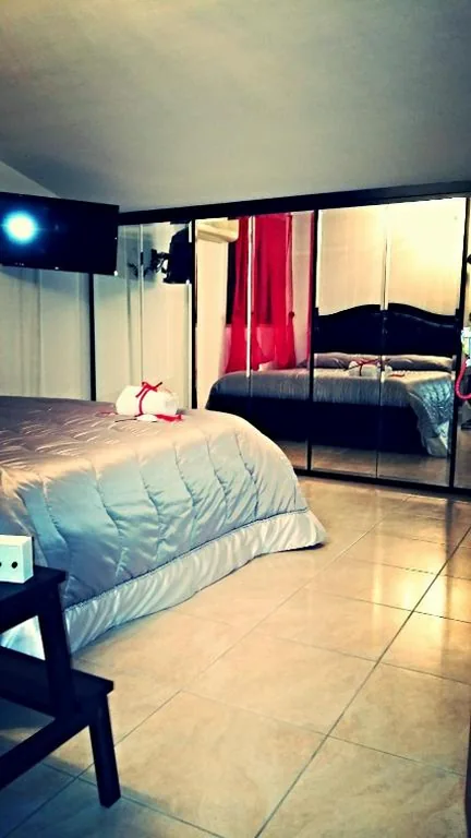Camera Matrimoniale con Bagno in Comune — Elegance B&B