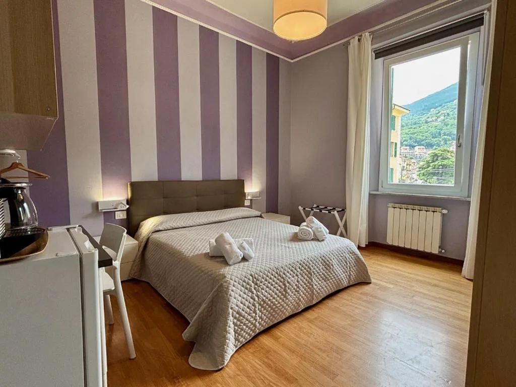 Camera Matrimoniale con Bagno in Comune — Evy’s Rooms