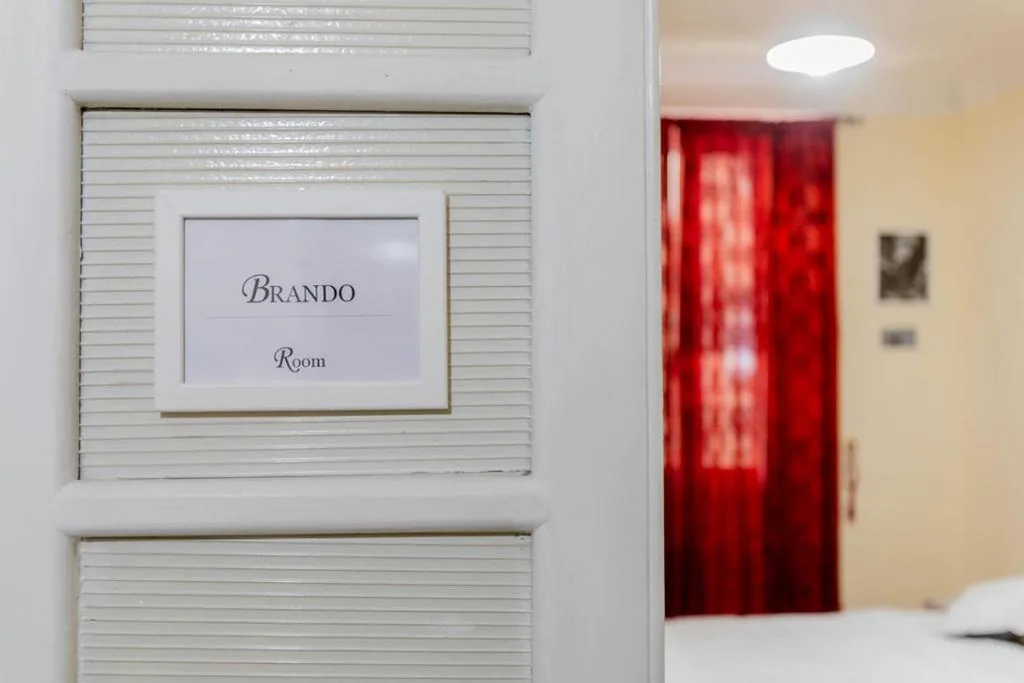 Camera Matrimoniale con Bagno in Comune — Flower guesthouse