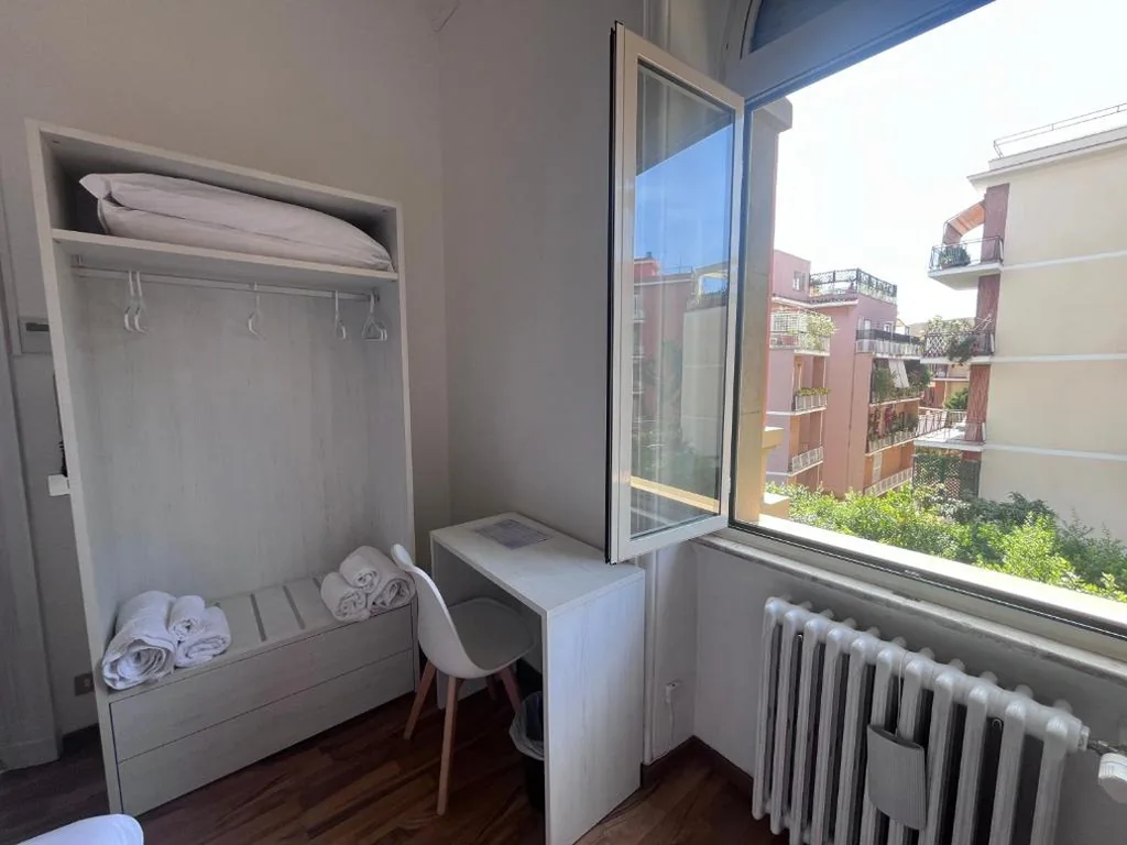 Camera Matrimoniale con Bagno in Comune — Green Park San Pancrazio
