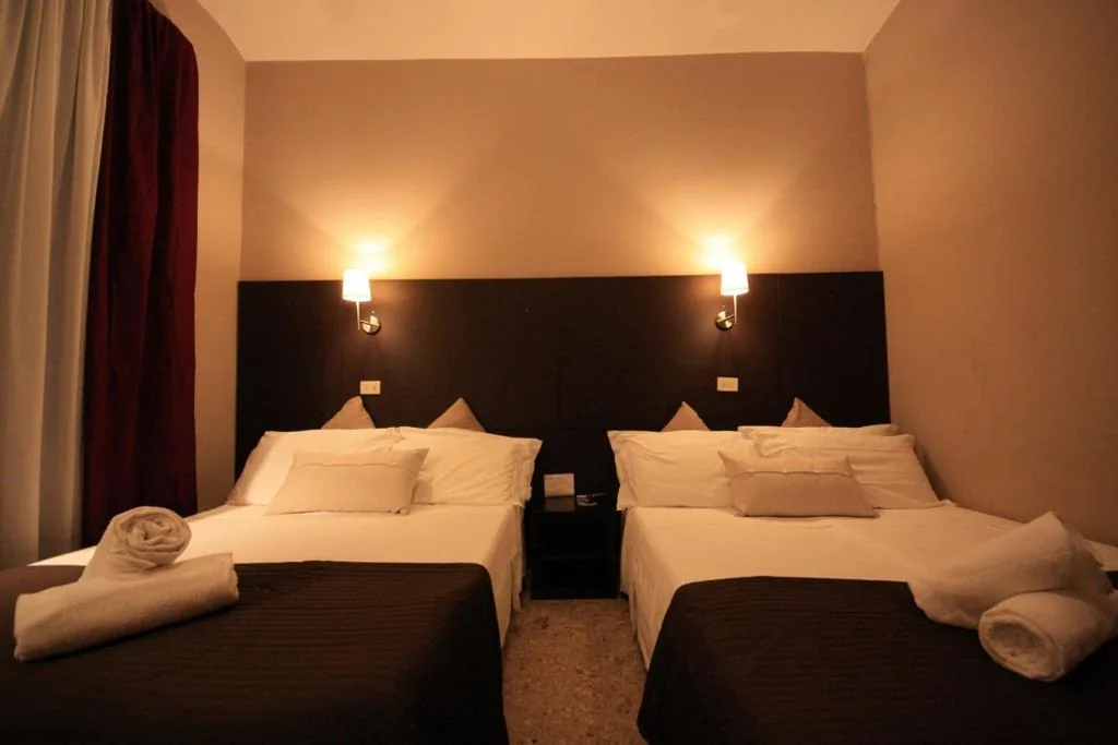 Camera Matrimoniale con Bagno in Comune — Hotel Felice