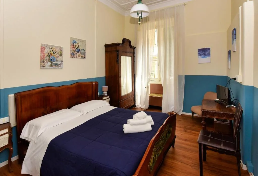 Double Room with Shared Bathroom — Hotel Suisse