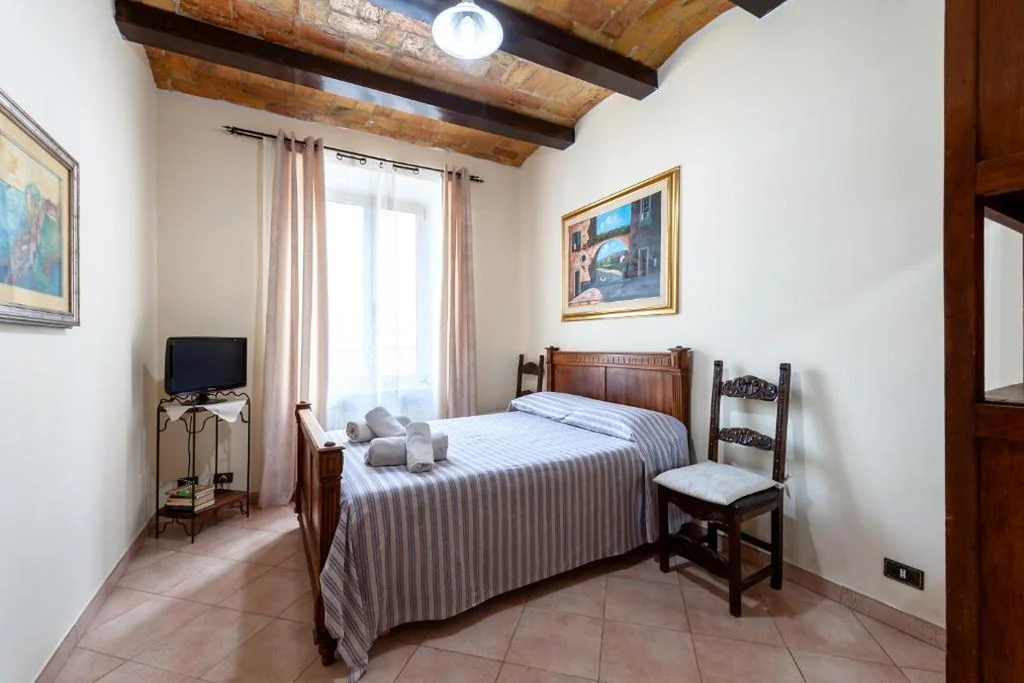 Camera Matrimoniale con Bagno in Comune — Kyterion Apartment