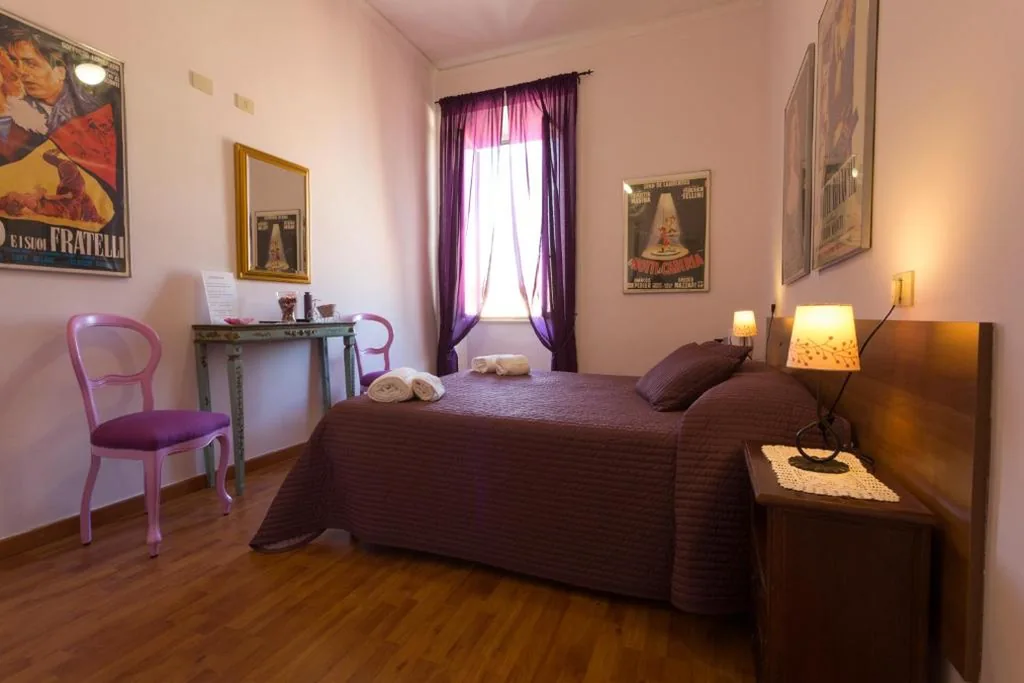 Camera Matrimoniale con Bagno in Comune — Laterano Inn