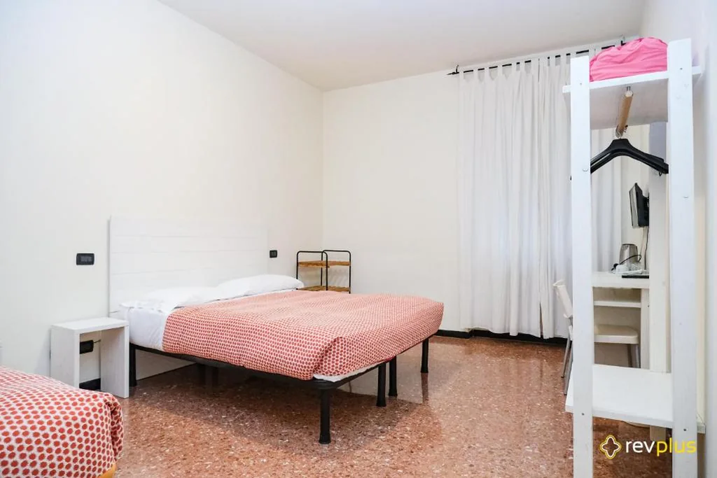 Camera Matrimoniale con Bagno in Comune — Lia Rooms 3